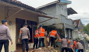 Brimob Polda Lampung Bantu Evakuasi Korban Tanah Longsor di Bandar Lampung