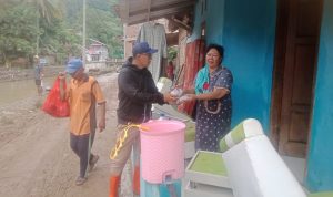 Pemkot Bandar Lampung Bagikan Nasi dan Air Mineral Kepada Korban Banjir