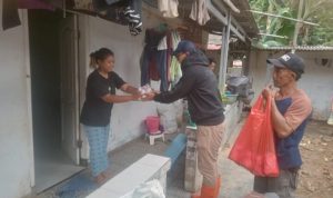 Pemkot Bandar Lampung Bagikan Nasi dan Air Mineral Kepada Korban Banjir