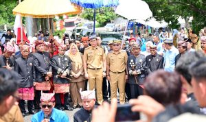 Prosesi Adat Adat Sai Batin Lima Marga Sambut Kedatangan Egi-Syaiful di Kantor Bupati