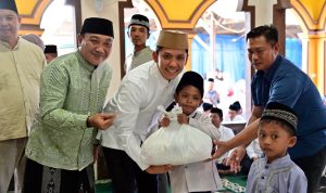 Safari Ramadan, Egi-Syaiful Salat Tarawih di Masjid Baiturrahman Bakauheni