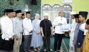 Safari Ramadan di Kecamatan Rajabasa, Bupati Egi Bagikan Paket Sembako