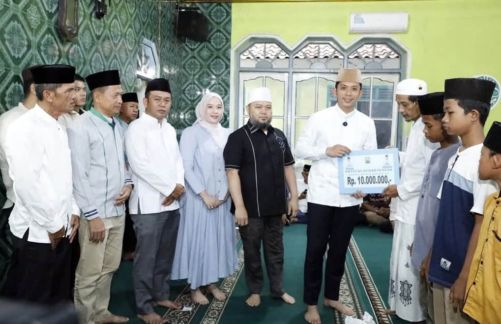 Safari Ramadan di Kecamatan Rajabasa, Bupati Egi Bagikan Paket Sembako