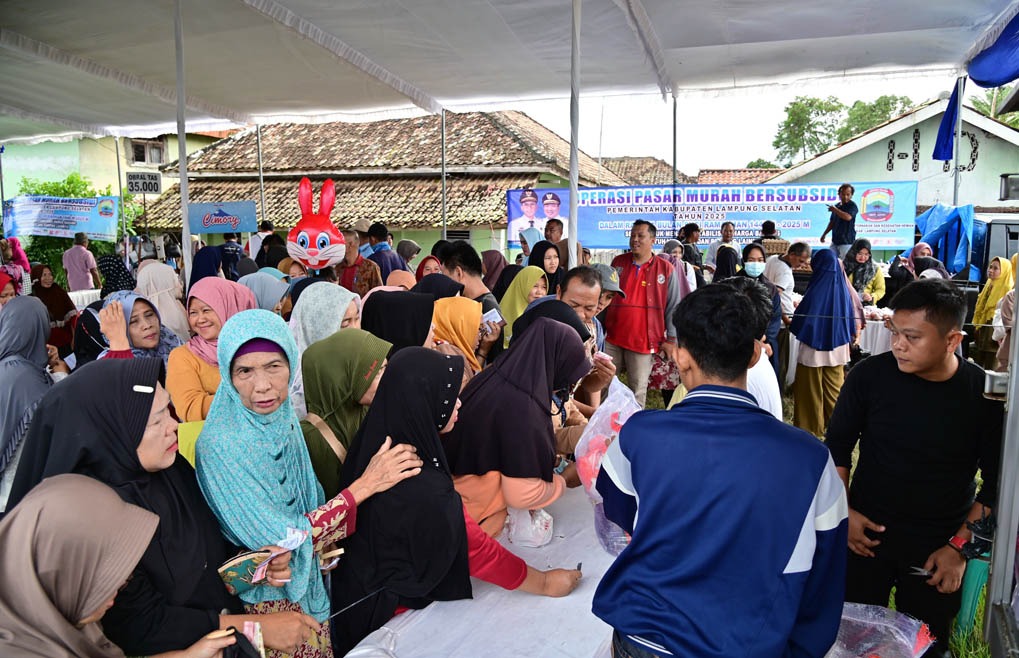 Sediakan Sembako Murah, Operasi Pasar Murah Pemkab Lampung Selatan di Kecamatan Kalianda Diserbu Warga