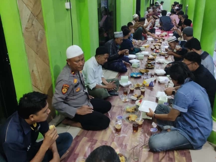 Berkah Ramadhon, Masjid Alhijri RBI Bukber Bersama Warga Dan Ojek Online