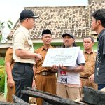 Bupati Egi Serahkan Bantuan Bedah Rumah Pasca Kebakaran di Sidomulyo