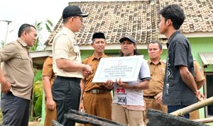 Bupati Egi Serahkan Bantuan Bedah Rumah Pasca Kebakaran di Sidomulyo