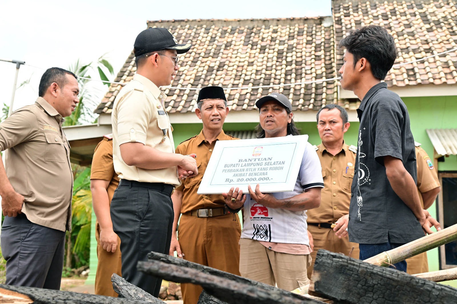 Bupati Egi Serahkan Bantuan Bedah Rumah Pasca Kebakaran di Sidomulyo