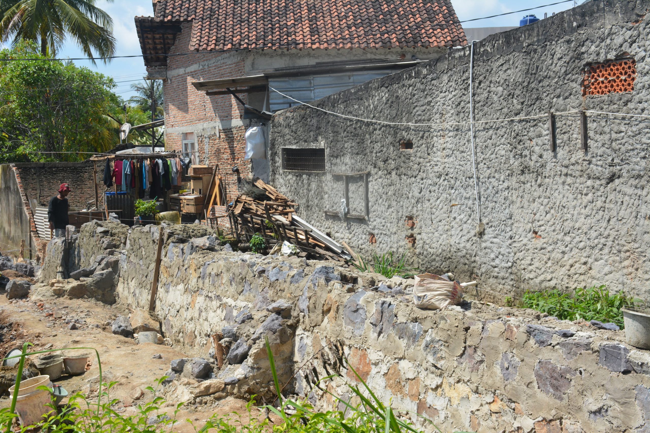 Satgas Penertiban Bangunan Pemerintah Kota Bandar Lampung, Tertibkan Puluhan Bangunan Yang Berdiri diatas Saluran Air