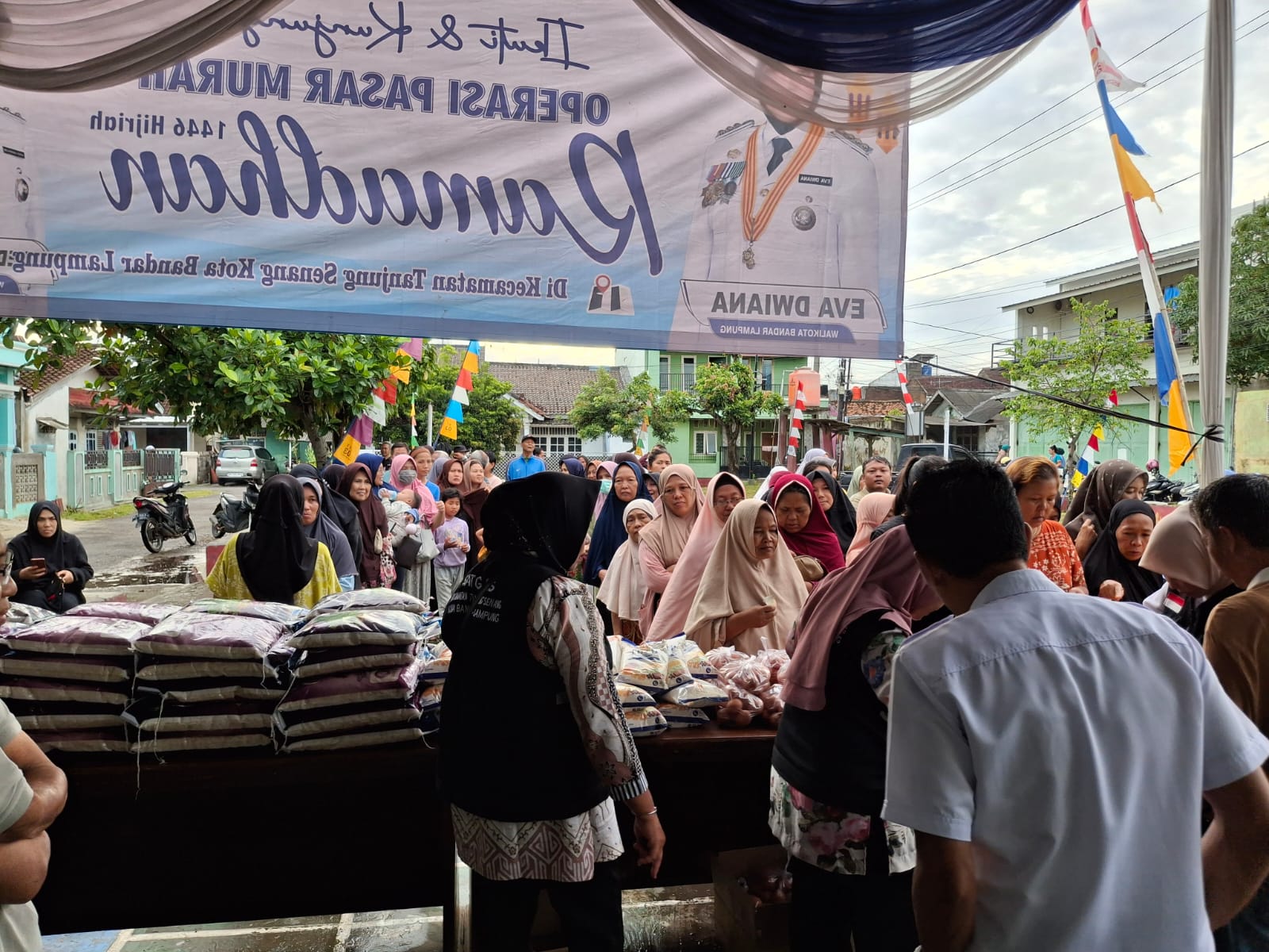 Ratusan Masyarakat Kota Bandar Lampung Antusias Menghadiri Operasi Pasar Murah Ramadhan