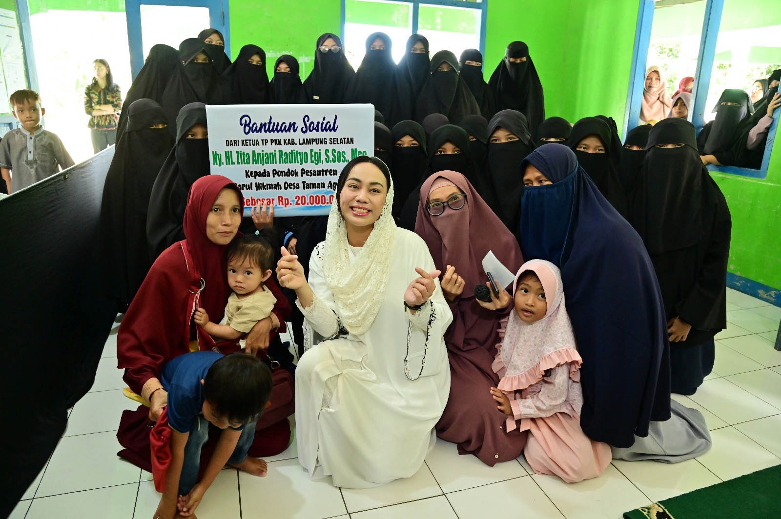 Zita Anjani Salurkan Bantuan Dana Pembangunan Rp20 Juta di Ponpes Darul Hikmah