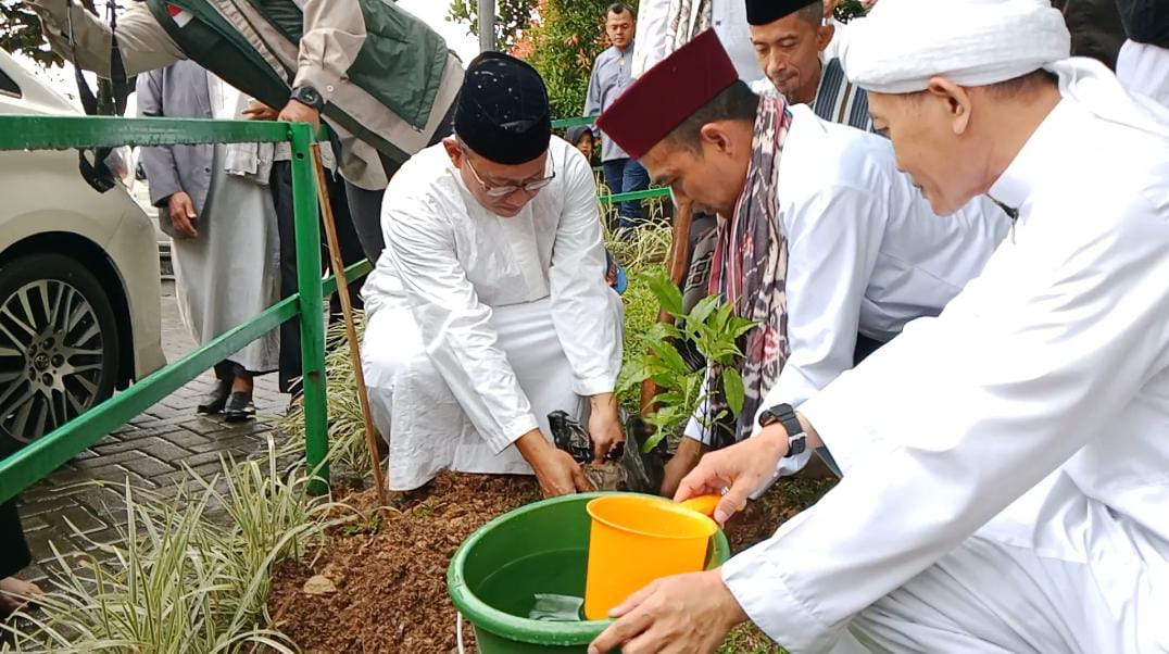 Yayasan Eco Masjid Luncurkan Program Sedekah Pohon di Masjid Azzikra