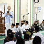 Warga Jati Agung Manfaatkan Safari Ramadan Pemkab untuk Keluhkan Jalan Rusak Warga Jati Agung Manfaatkan Safari Ramadan Pemkab untuk Keluhkan Jalan Rusak