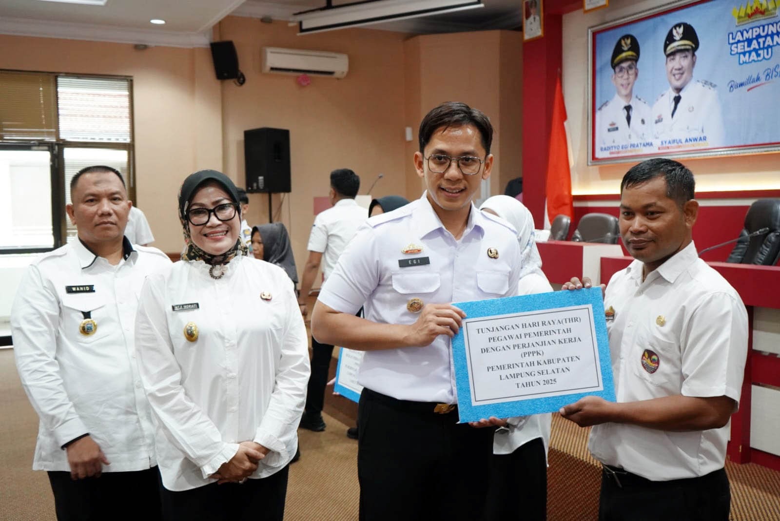 Bupati Egi Salurkan Bantuan ATENSI dari Kemensos RI kepada 102 PPKS di Kecamatan Natar