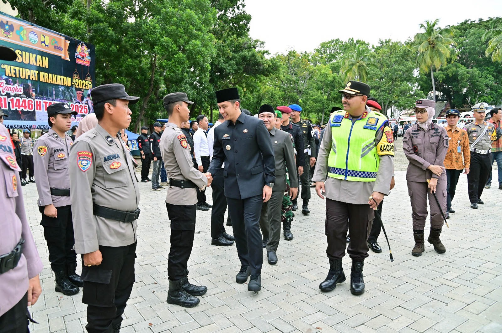 Sampaikan Amanat Kapolri, Bupati Lamsel Pimpin Apel Gelar Pasukan Operasi Ketupat Krakatau 2025