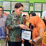 Bagikan Insentif 713 Guru Honorer di Kecamatan Natar, Bupati Egi Pinta Guru Tingkatkan Kualitas Pendidikan