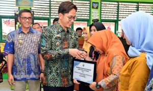 Bagikan Insentif 713 Guru Honorer di Kecamatan Natar, Bupati Egi Pinta Guru Tingkatkan Kualitas Pendidikan