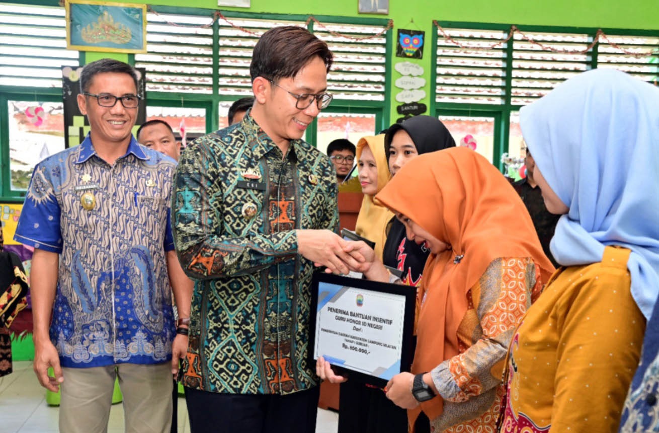 Bagikan Insentif 713 Guru Honorer di Kecamatan Natar, Bupati Egi Pinta Guru Tingkatkan Kualitas Pendidikan