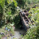 Truck Pembawa Galon Nyungsep di Sungai Sukamarga Desa Gedong Tataan