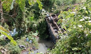 Truck Pembawa Galon Nyungsep di Sungai Sukamarga Desa Gedong Tataan