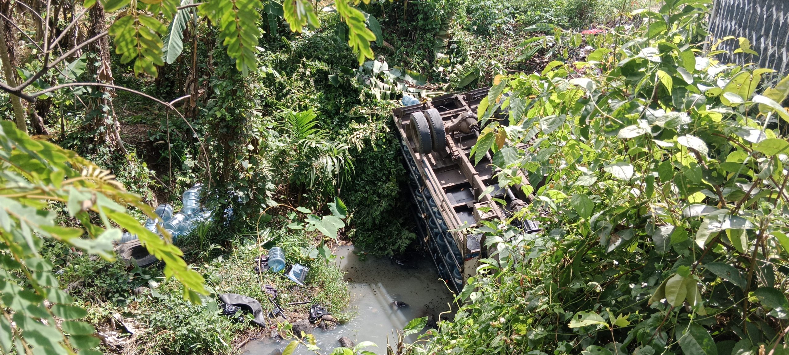 Truck Pembawa Galon Nyungsep di Sungai Sukamarga Desa Gedong Tataan
