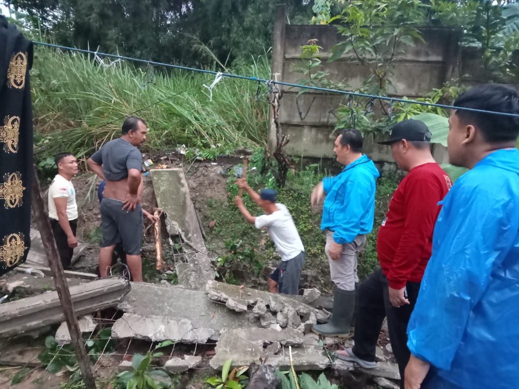 H+3 Lebaran Idulfitri, Pemerintah Kota Bandar Lampung Menerjunkan Tim Untuk Memperbaiki Talud Yang Jebol