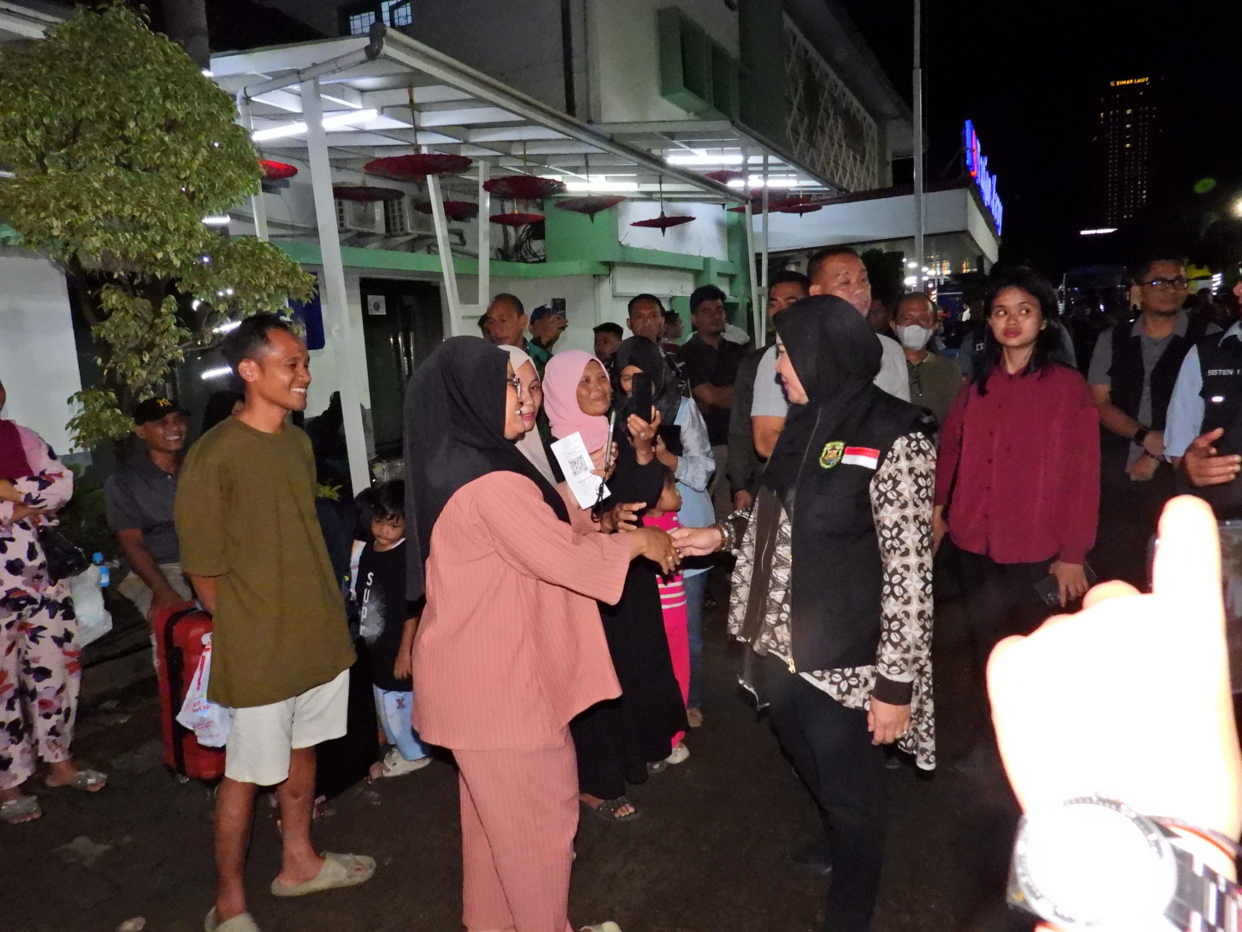 Walikota Eva Dwiana Tinjau Arus Balik Lebaran 2025 di Pool Damri Stasiun Tanjung Karang