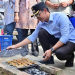 Bupati Egi Janji Perbaiki Jalan Rusak di Palas, Respons Aksi Unik Warga Panen Lele di Jalan