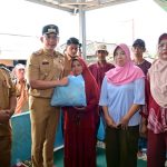 Susuri Lokasi Banjir, Bupati Egi Serahkan Bantuan ke Warga Terdampak di Desa Merak Belantung