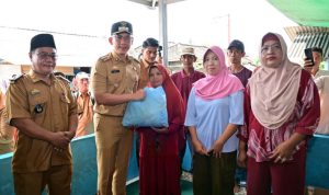 Susuri Lokasi Banjir, Bupati Egi Serahkan Bantuan ke Warga Terdampak di Desa Merak Belantung