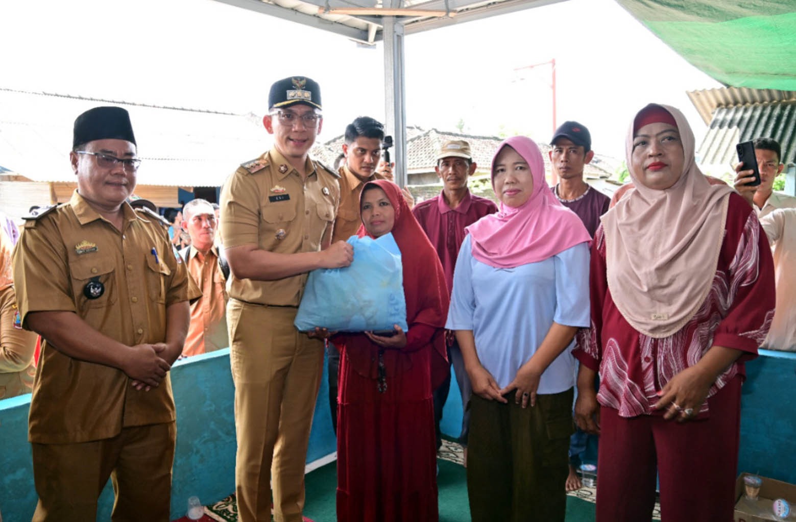 Susuri Lokasi Banjir, Bupati Egi Serahkan Bantuan ke Warga Terdampak di Desa Merak Belantung