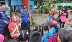Kunjungi Damkar, Murid TK Negeri Pembina Kalianda Belajar Jadi Petugas Pemadam Kebakaran