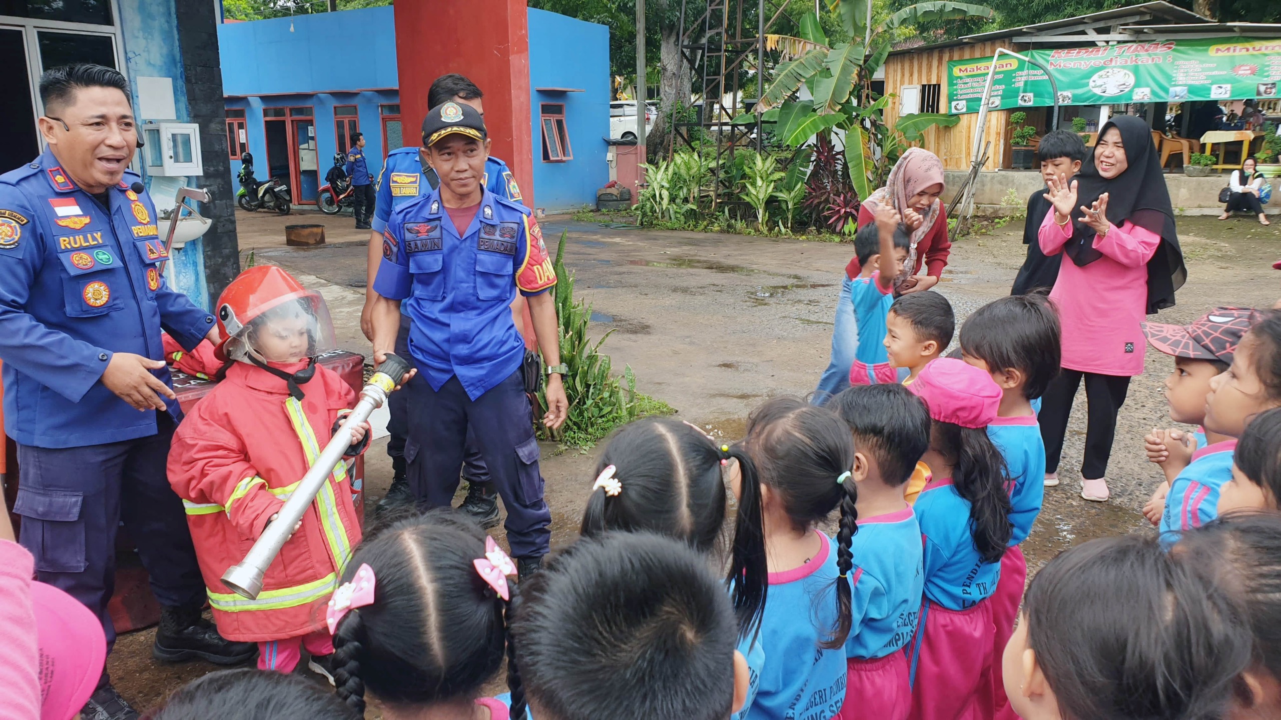 Kunjungi Damkar, Murid TK Negeri Pembina Kalianda Belajar Jadi Petugas Pemadam Kebakaran