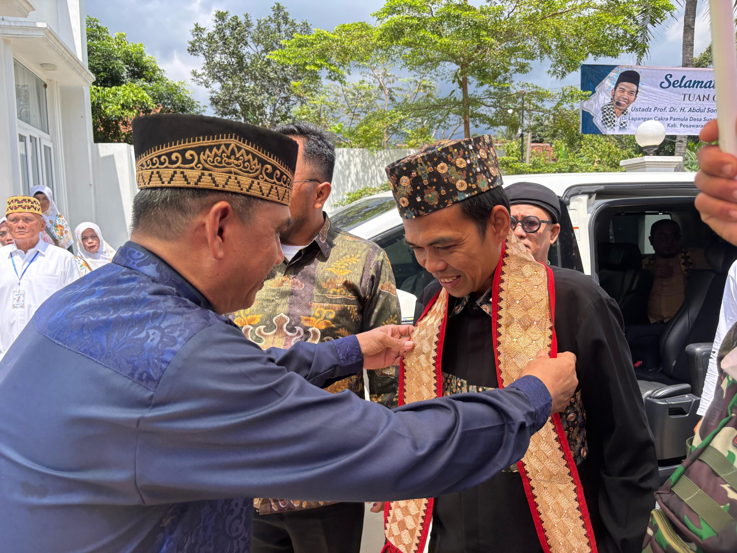 Masyarakat Pesawaran Antusias Sambut Ustaz Abdul Somad, Di Acara Menyantuni Anak Yatim 