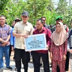Bupati Egi Salurkan Bantuan RTLH kepada Korban Rumah Roboh di Negeri Pandan
