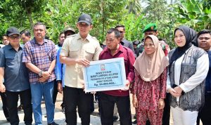 Bupati Egi Salurkan Bantuan RTLH kepada Korban Rumah Roboh di Negeri Pandan