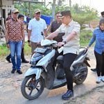 Tindak Lanjuti Keluhan Warga di Media Sosial, Bupati Egi Tinjau Jalan Rusak di Kecamatan Merbau Mataram