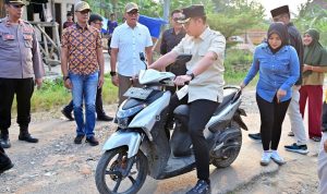 Tindak Lanjuti Keluhan Warga di Media Sosial, Bupati Egi Tinjau Jalan Rusak di Kecamatan Merbau Mataram