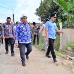 Tinjau Jalan Rusak di Sabah Balau, Bupati Egi Komitmen Perbaiki Infrastruktur