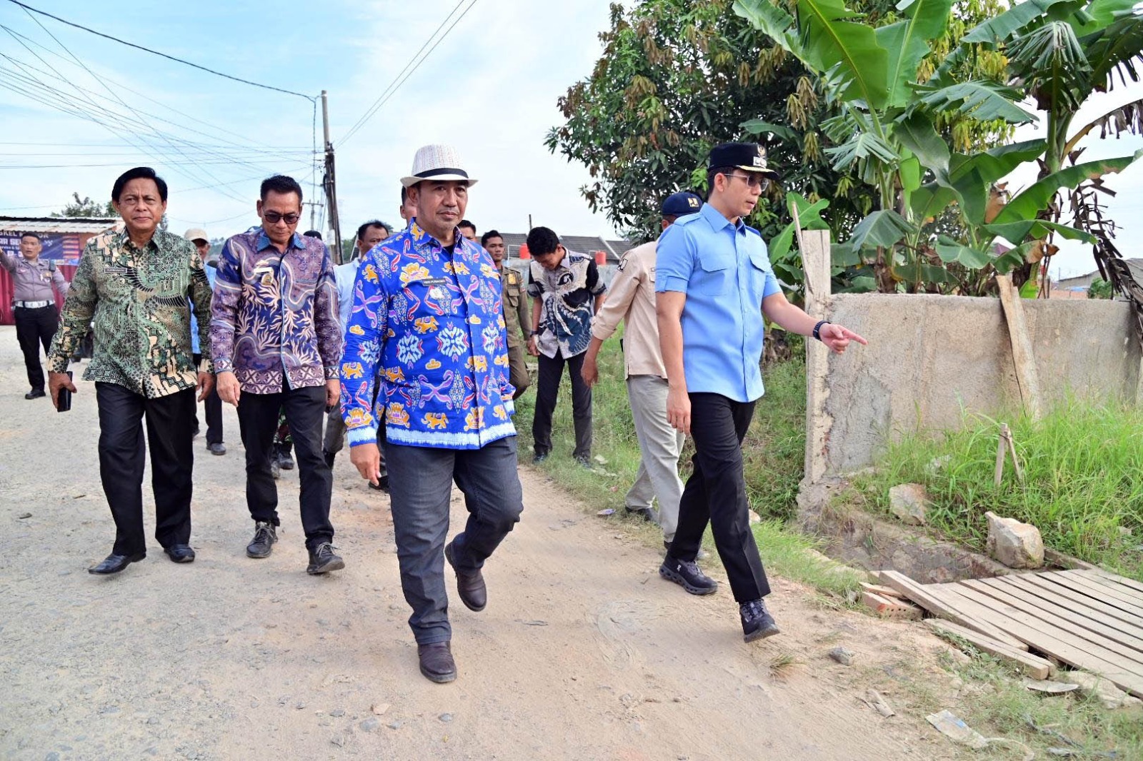 Tinjau Jalan Rusak di Sabah Balau, Bupati Egi Komitmen Perbaiki Infrastruktur