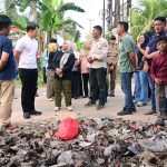 Tinjau Jalan Rusak di Hajimena, Bupati Egi: Bismillah, Tahun Ini Kita Perbaiki