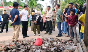 Tinjau Jalan Rusak di Hajimena, Bupati Egi: Bismillah, Tahun Ini Kita Perbaiki