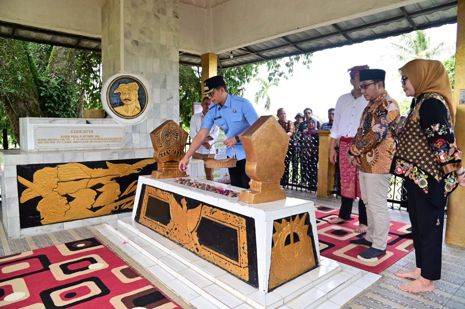 Bupati Egi Kunjungi Rumah Adat Keratuan Darah Putih dan Ziarah ke Makam Pahlawan Radin Inten II