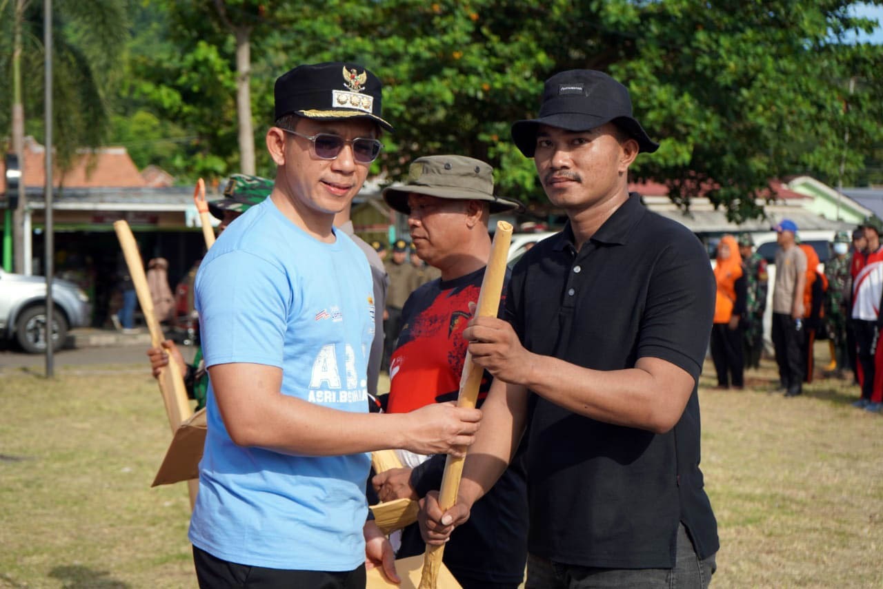 Wujudkan Lingkungan ABRI dan BKW, Bupati Egi Lauching Gerakan Gotong Royong di Dermaga BOM