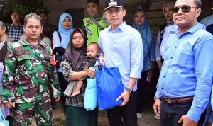 Bupati Egi Serahkan Bantuan Bedah Rumah kepada Warga Desa Budi Lestari