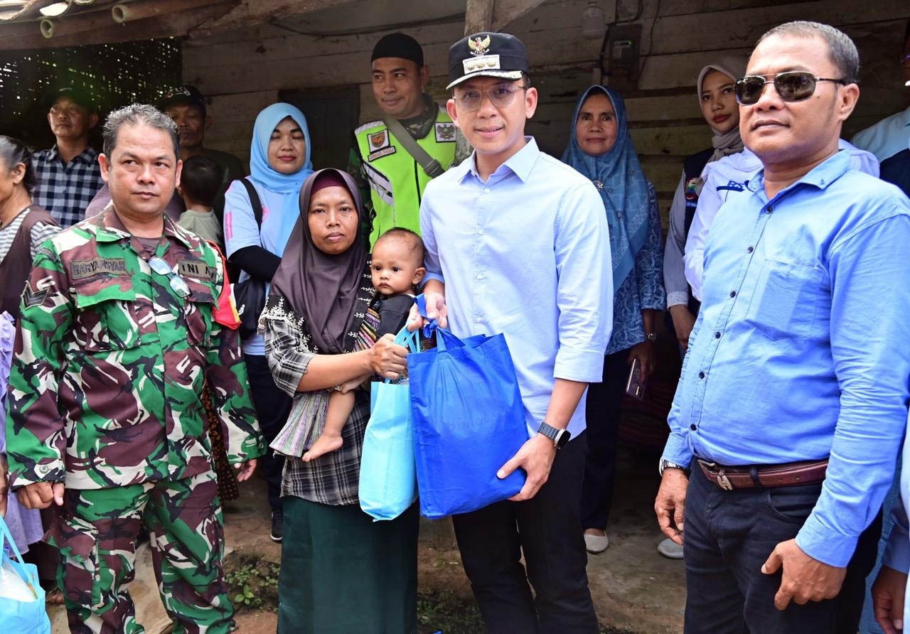 Bupati Egi Serahkan Bantuan Bedah Rumah kepada Warga Desa Budi Lestari