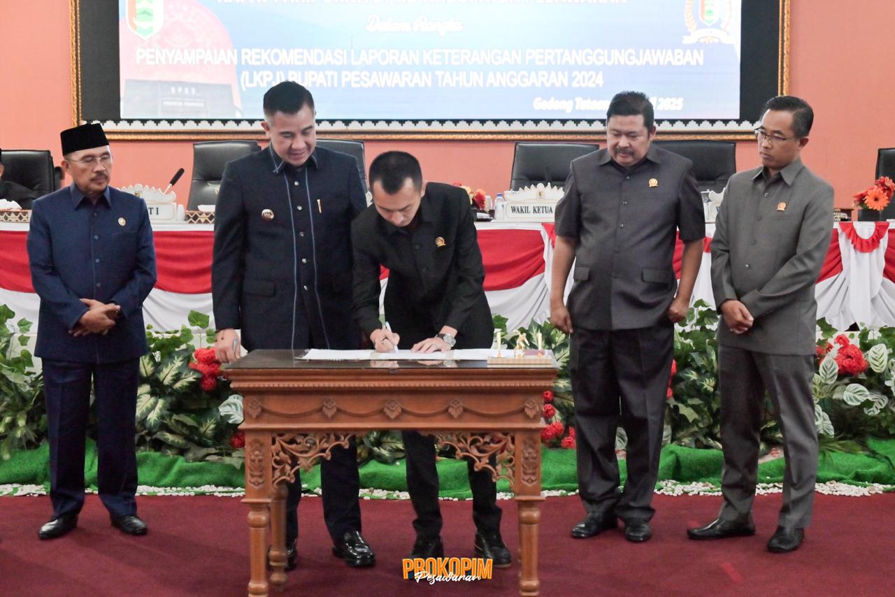 Bupati Pesawaran Dendi Ramadhona Sampaikan LKPJ Tahun 2024 dalam Rapat Paripurna Bersama DPRD