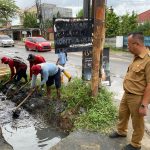 Program Walikota Bandar Lampung Hj. Eva Dwiana, Camat Sukarame Solahudin dan Jajaran Lakukan Pengerukan Normisasi Drainase