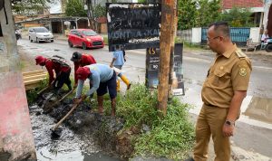 Program Walikota Bandar Lampung Hj. Eva Dwiana, Camat Sukarame Solahudin dan Jajaran Lakukan Pengerukan Normisasi Drainase
