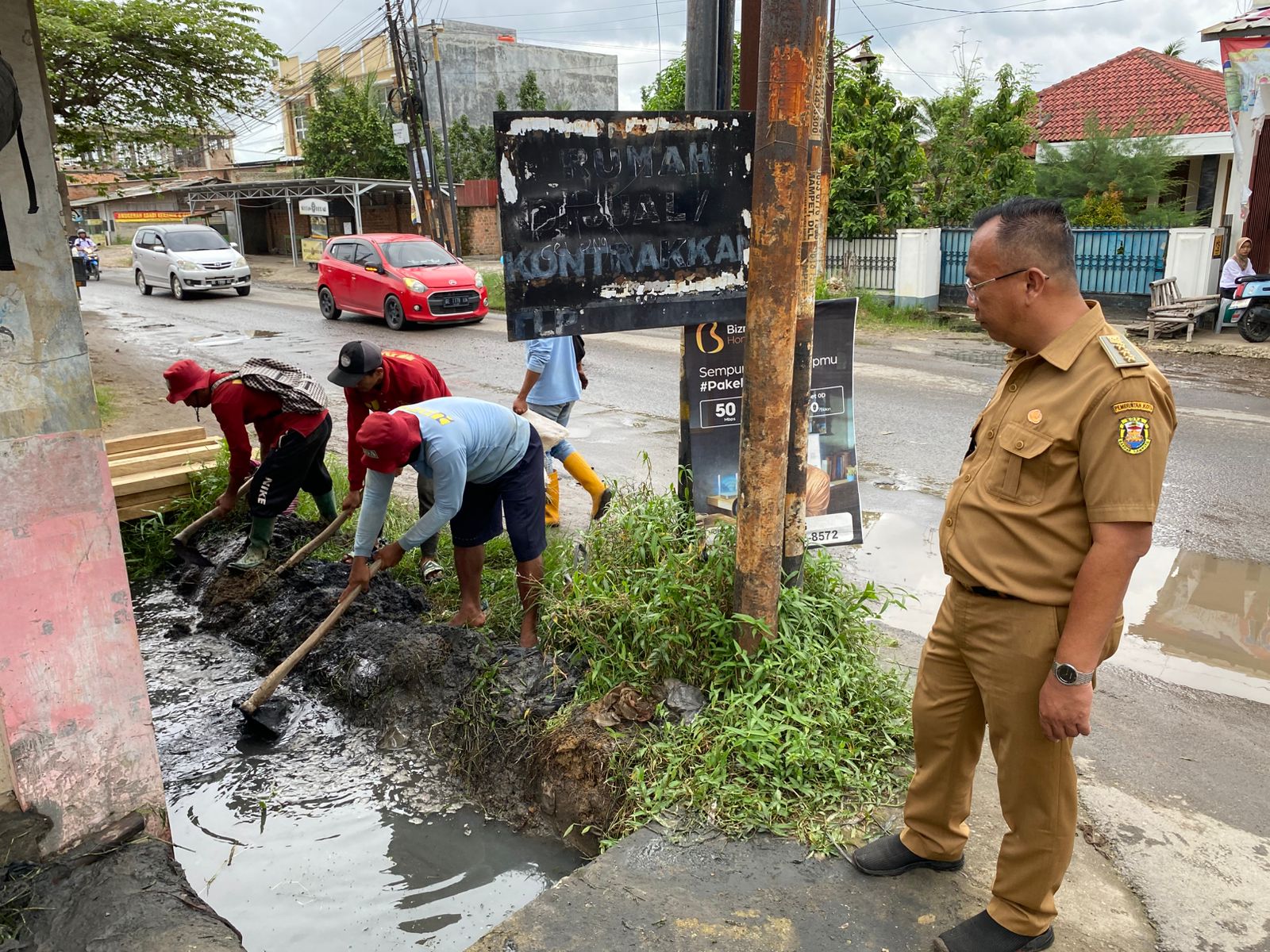 Program Walikota Bandar Lampung Hj. Eva Dwiana, Camat Sukarame Solahudin dan Jajaran Lakukan Pengerukan Normisasi Drainase